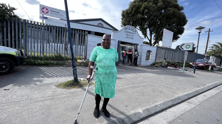 pensioners-have-to-pay-people-to-queue-for-them-at-nyanga-clinic-groundup